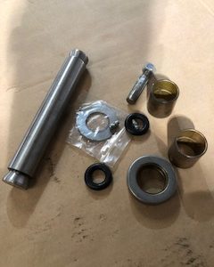 D SERIES 3ton axle king pin kit 1 side. ( 7.5 gross weight )!